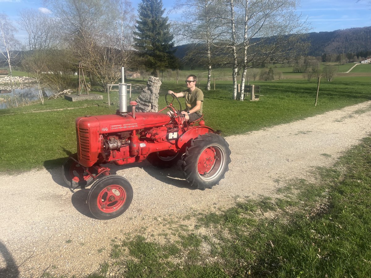 Tristan sur son tracteur