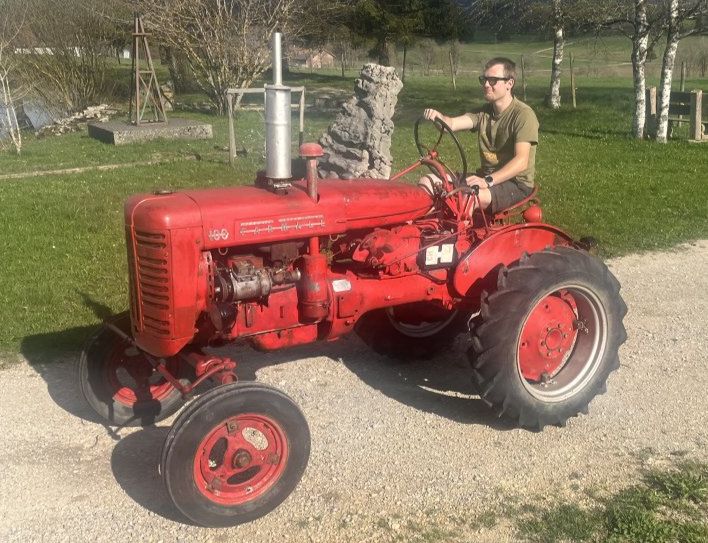 Christine Hainard sur son tracteur